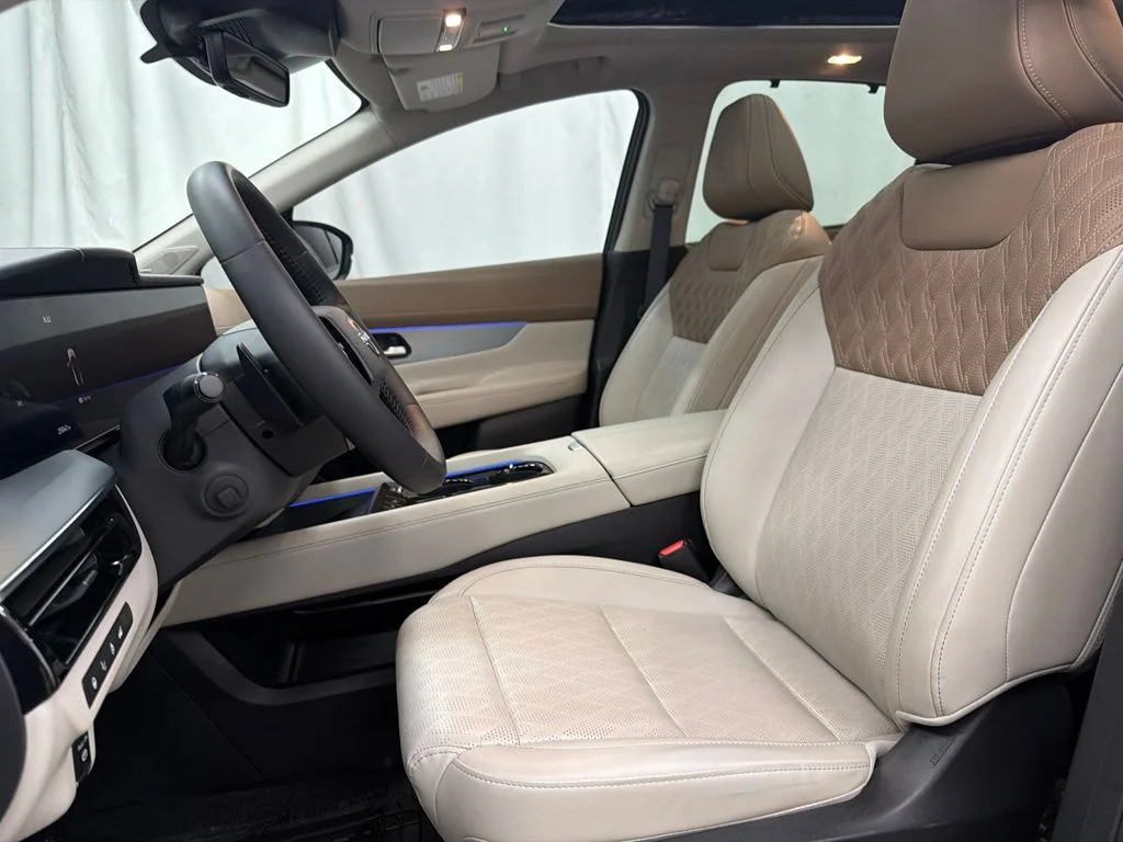 Used 2025 Gold Nissan Platinum image 15