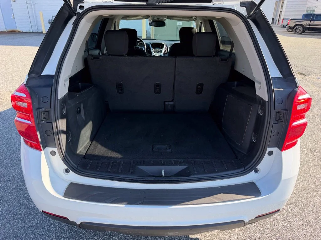 Used 2017 SUMMIT WHITE Chevrolet LT image 28