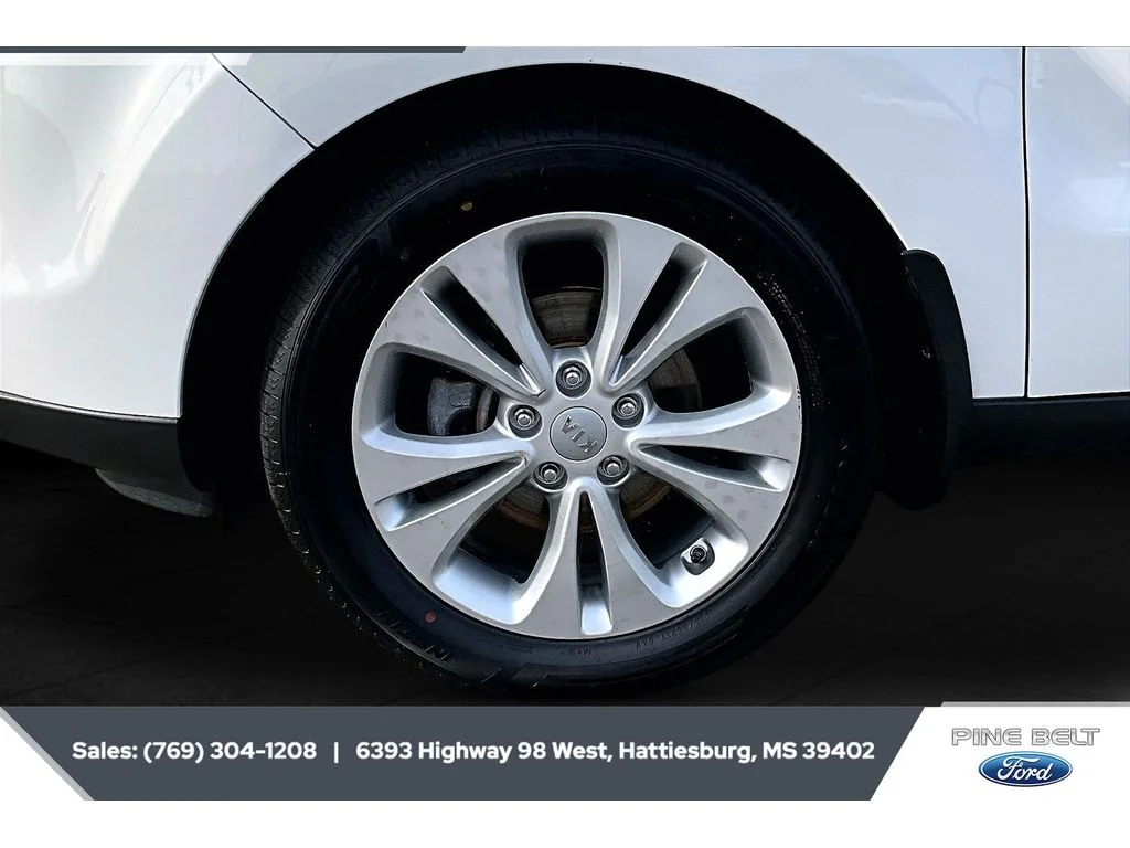 Used 2016 Clear White Kia + image 8