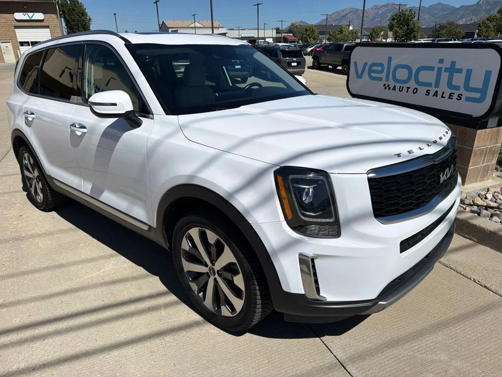 Used 2022 White Kia S image 1
