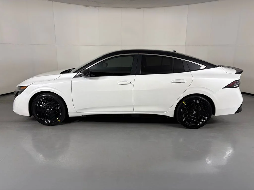 New 2026 Aspen White TriCoat / Super Black Two-tone Nissan SR image 5