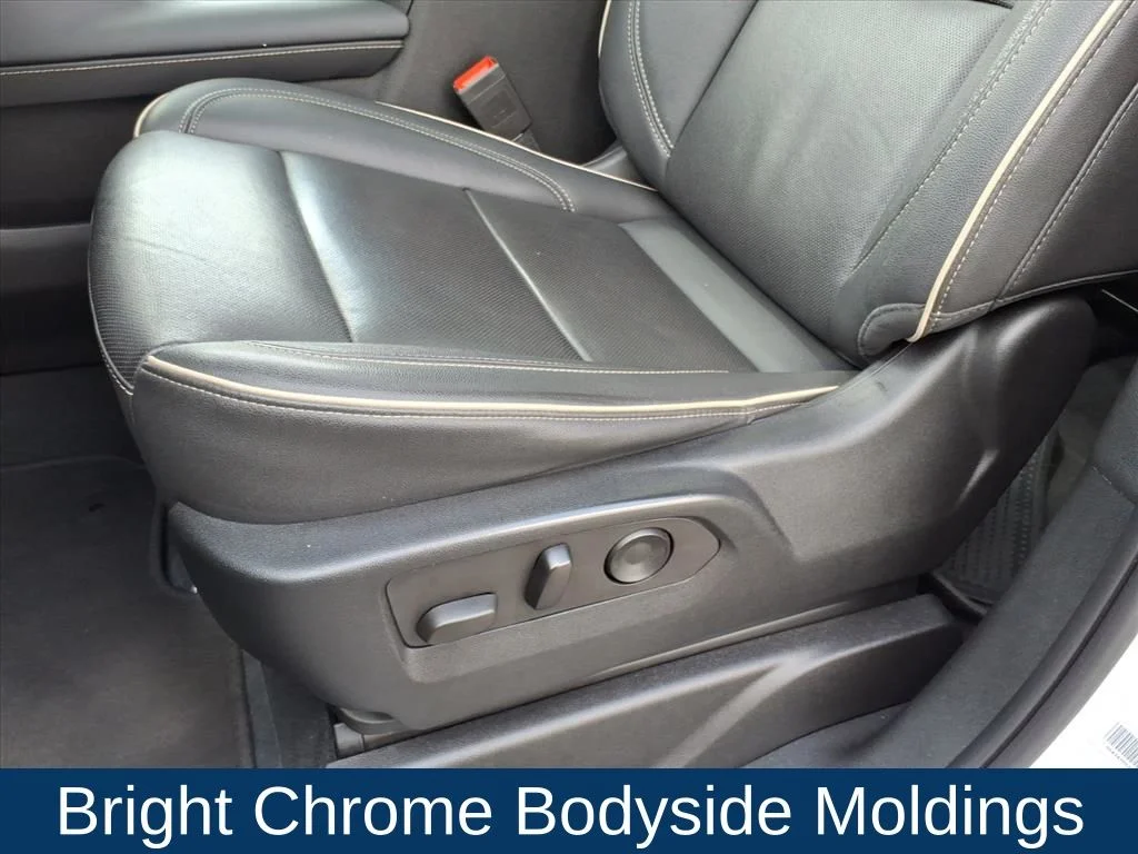 Used 2023 White GMC SLT image 20