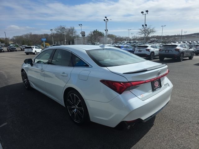 Used 2019 White Toyota XLE image 5