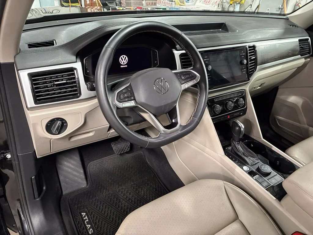 Used 2022 Black Volkswagen 3.6L V6 SE w/Technology image 13