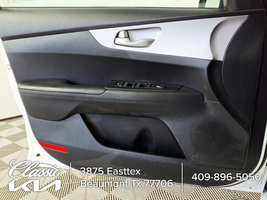 Used 2023 White Kia LXS image 8
