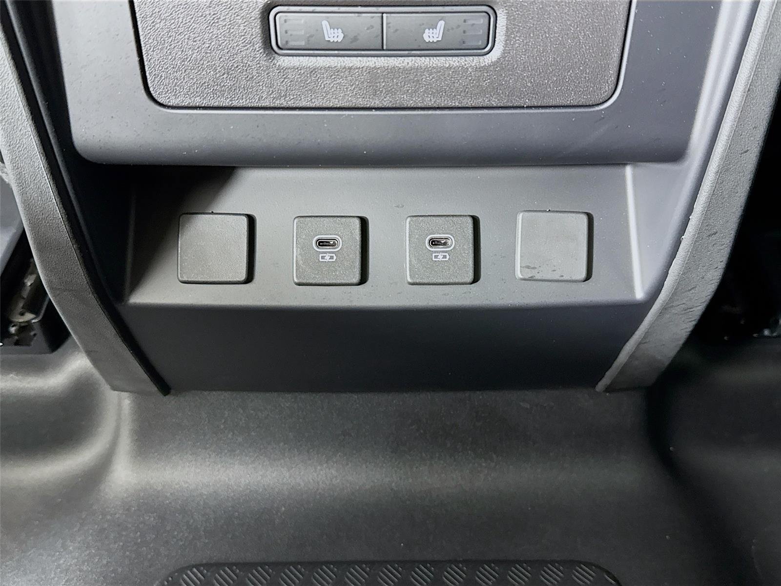 Used 2025 Pangea Green Metallic Land Rover S image 28