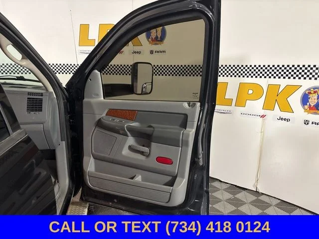 Used 2006 Brilliant Black Crystal Pearl Dodge SLT image 16