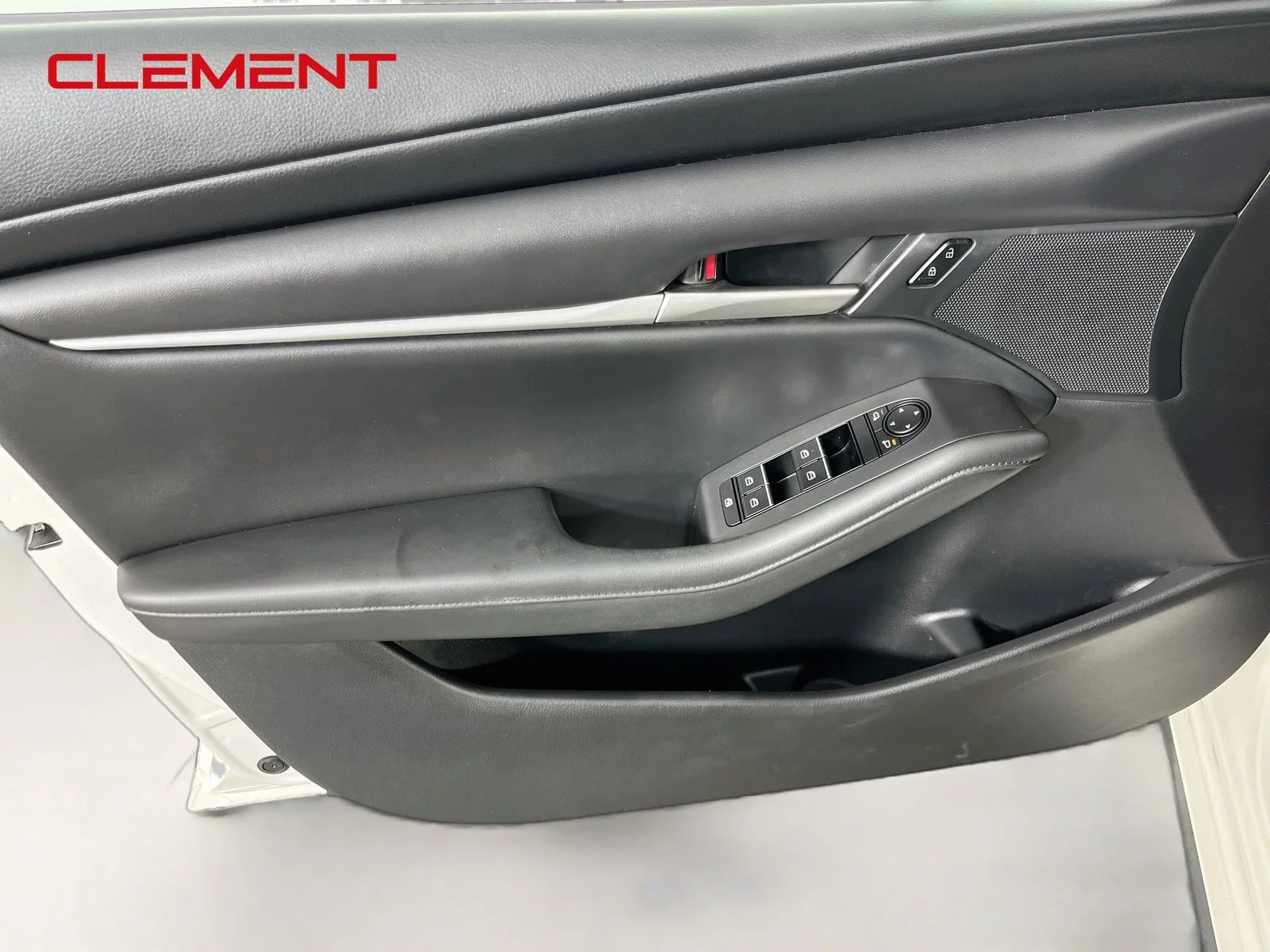 Used 2021 White Mazda Select image 24