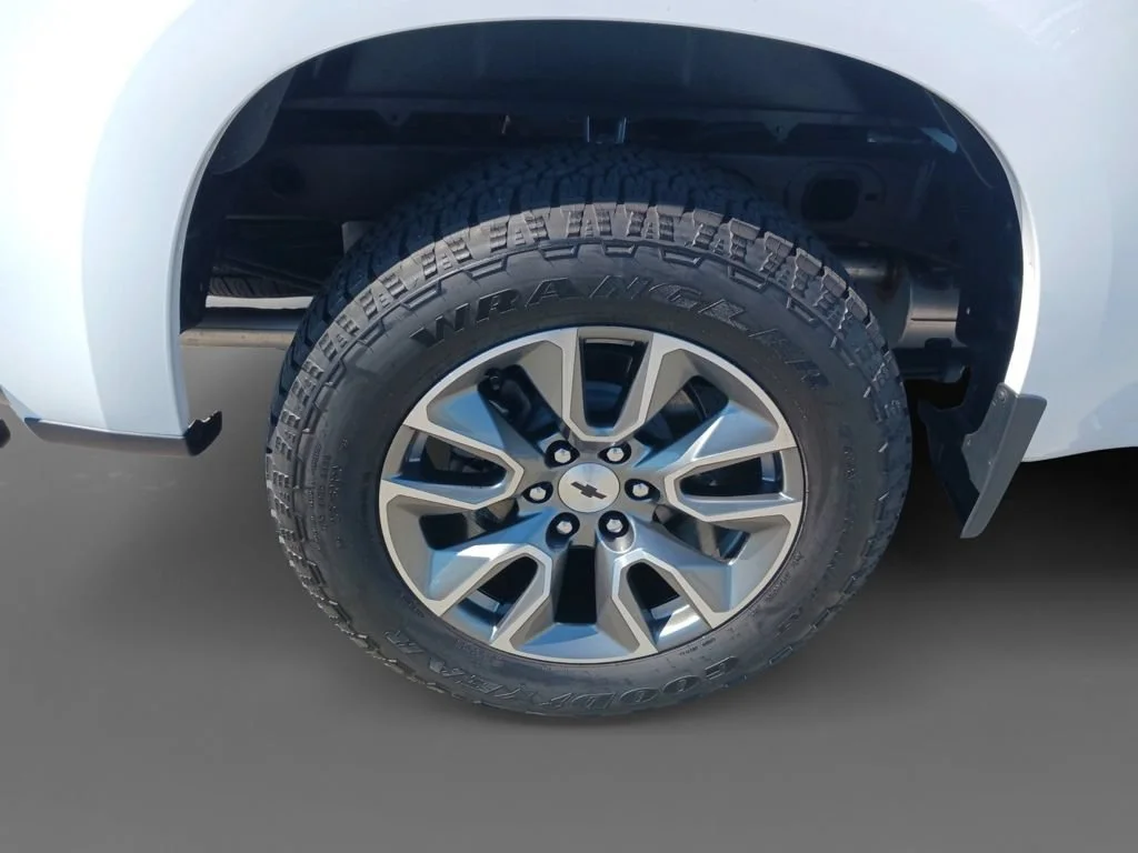 Used 2025 Summit White Chevrolet RST image 34