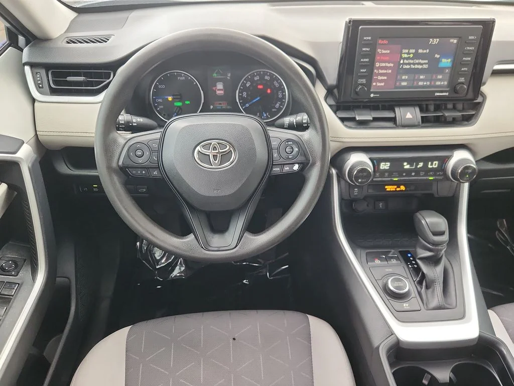 Used 2021 Silver Toyota XLE image 10
