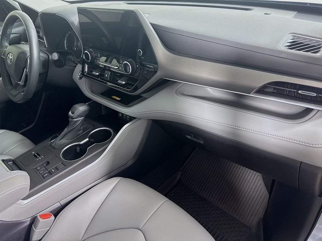 Used 2023 Moon Dust Toyota XLE image 31