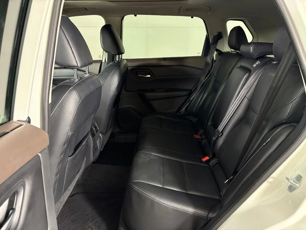 Used 2022 White Nissan SL image 34