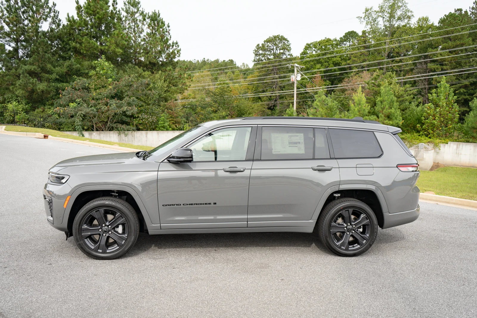 New 2027 Sting-Gray Clear-Coat Paint Jeep Limited Reserve image 5