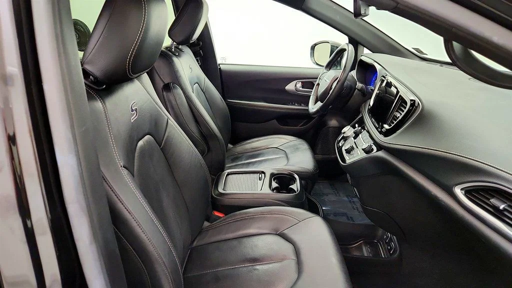 Used 2021 Brilliant Black Crystal Pearlcoat Chrysler Touring L AWD w/ Premium & Safety Sphere Group image 25