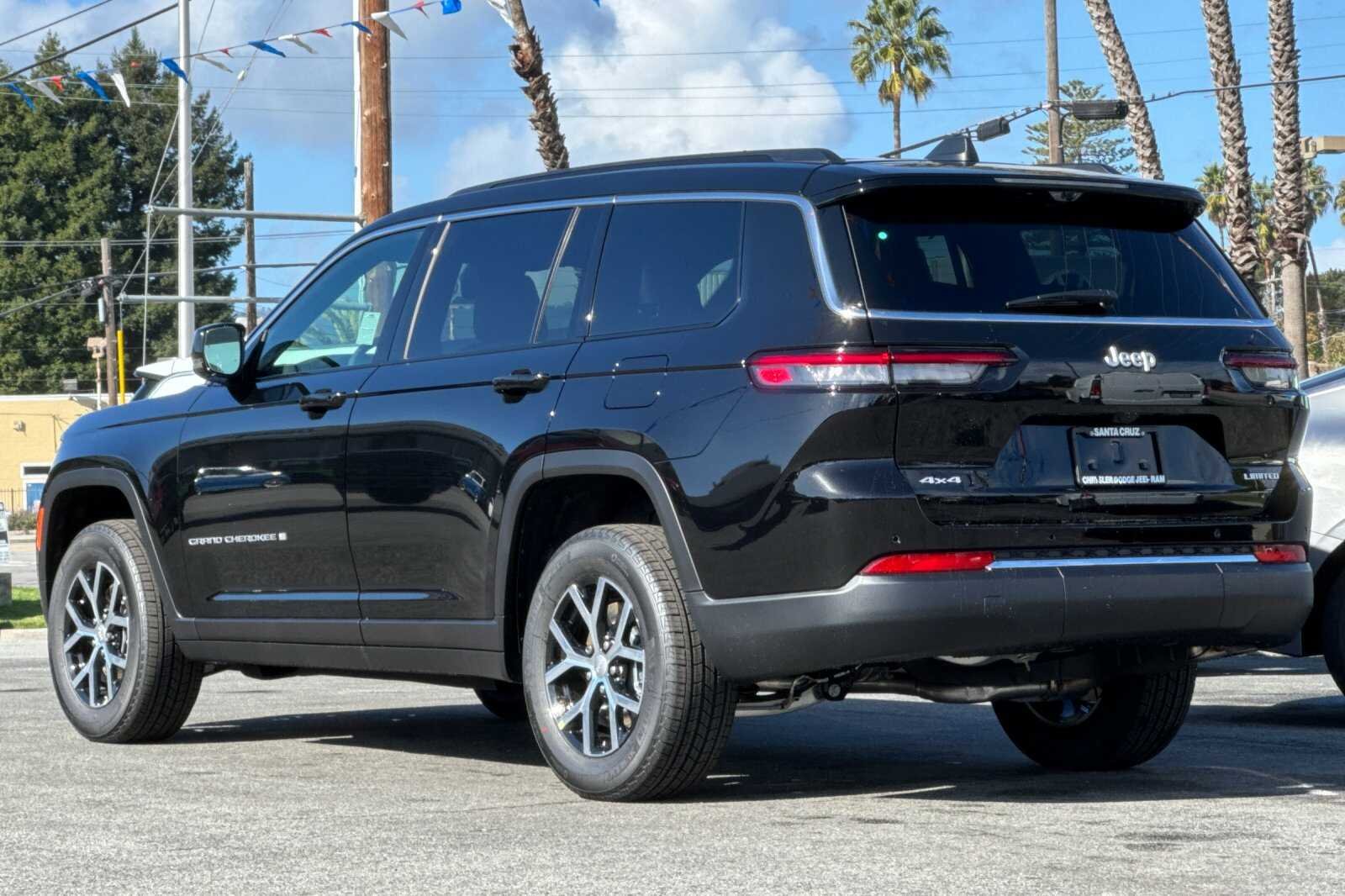 New 2025 Diamond Black Crystal Pearl-Coat Exterior Paint Jeep Limited image 6