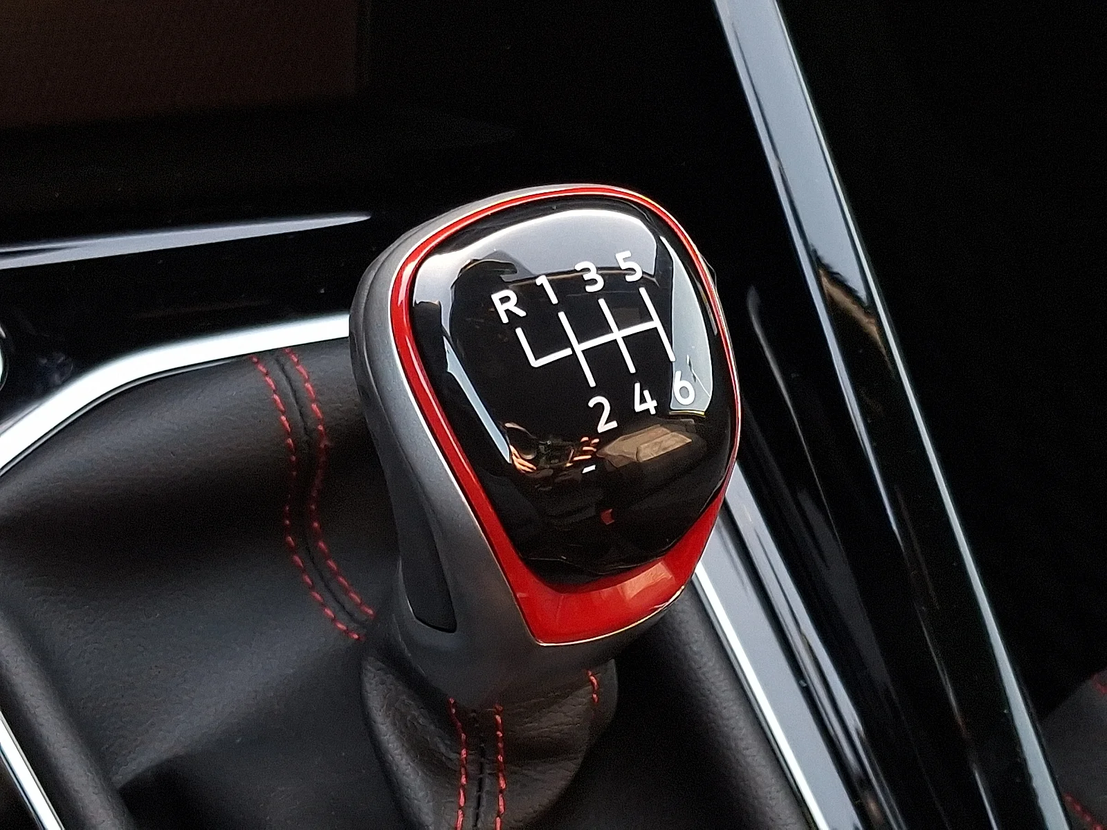 Used 2024 Opal White Pearl/Black Roof - 0PA1 Volkswagen 380 S image 7