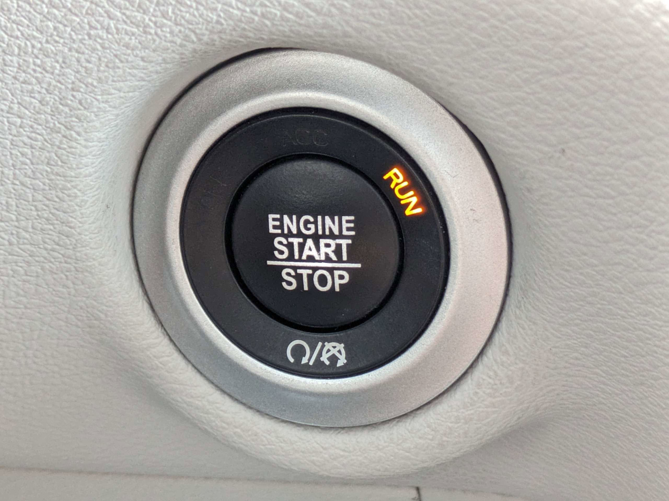 Used 2018 Silver Chrysler Touring L image 32