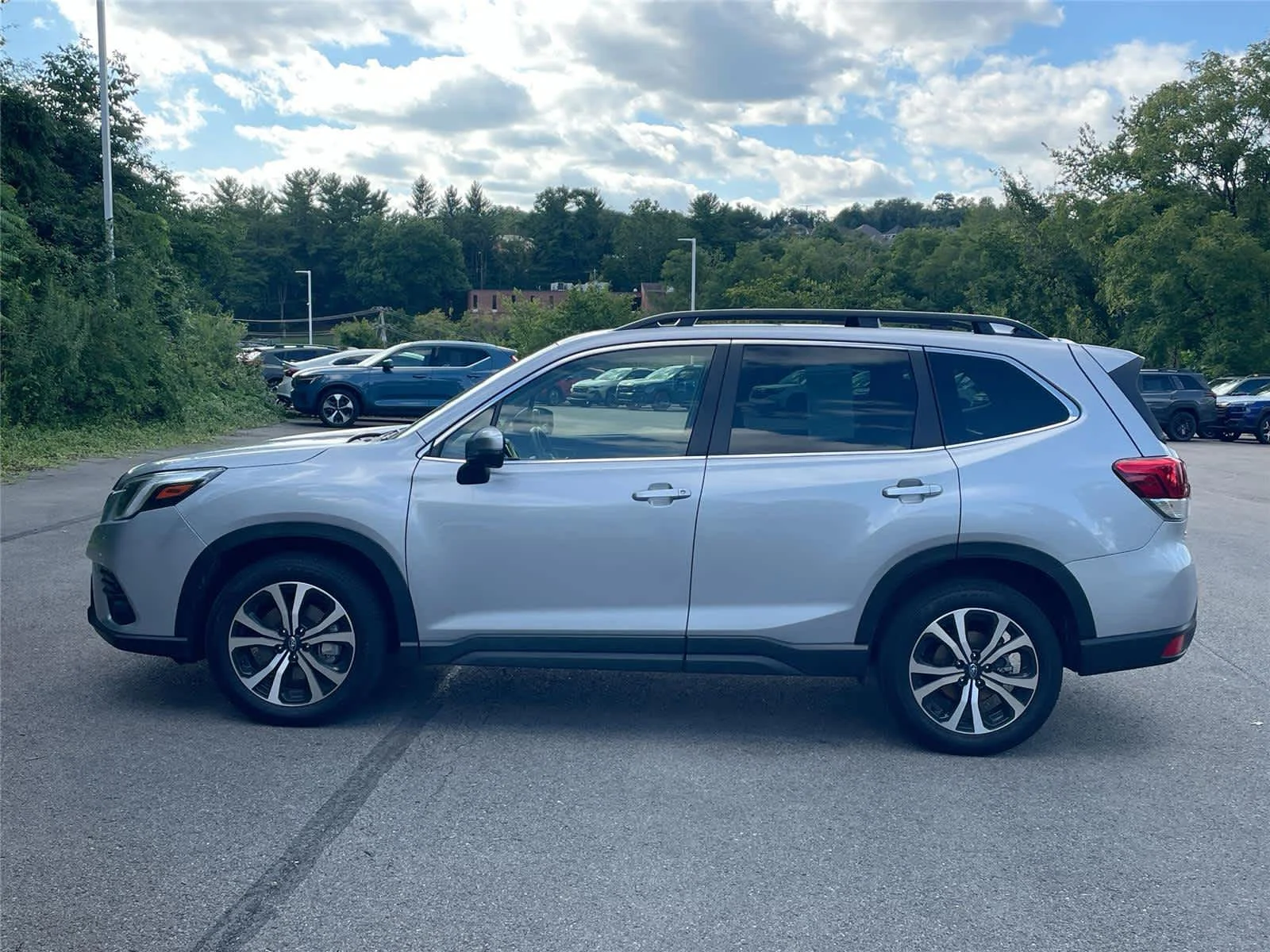 Used 2023 Ice Silver Metallic Subaru Limited image 2