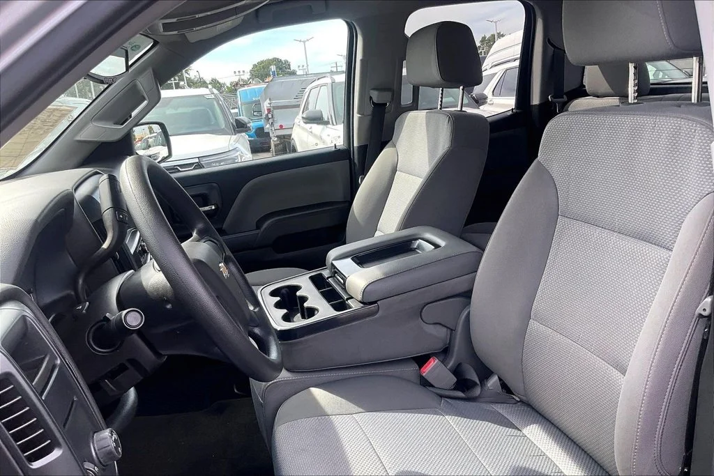 Used 2018 Silver Ice Metallic Chevrolet Custom image 23