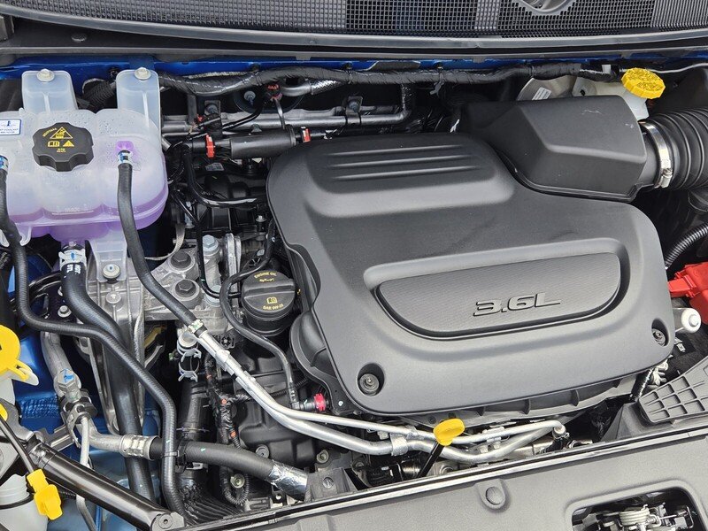 New 2027 Hydro Blue Pearl-Coat Exterior Paint Chrysler SELECT FWD image 22