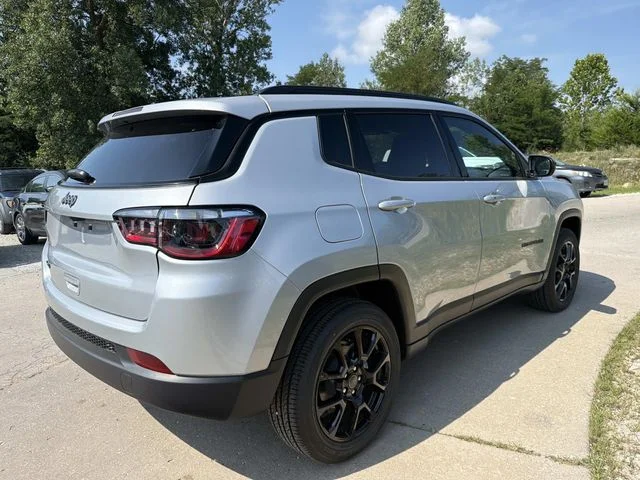 New 2026 Silver Zynith Metallic Clear-Coat Exterior Paint Jeep Latitude image 4