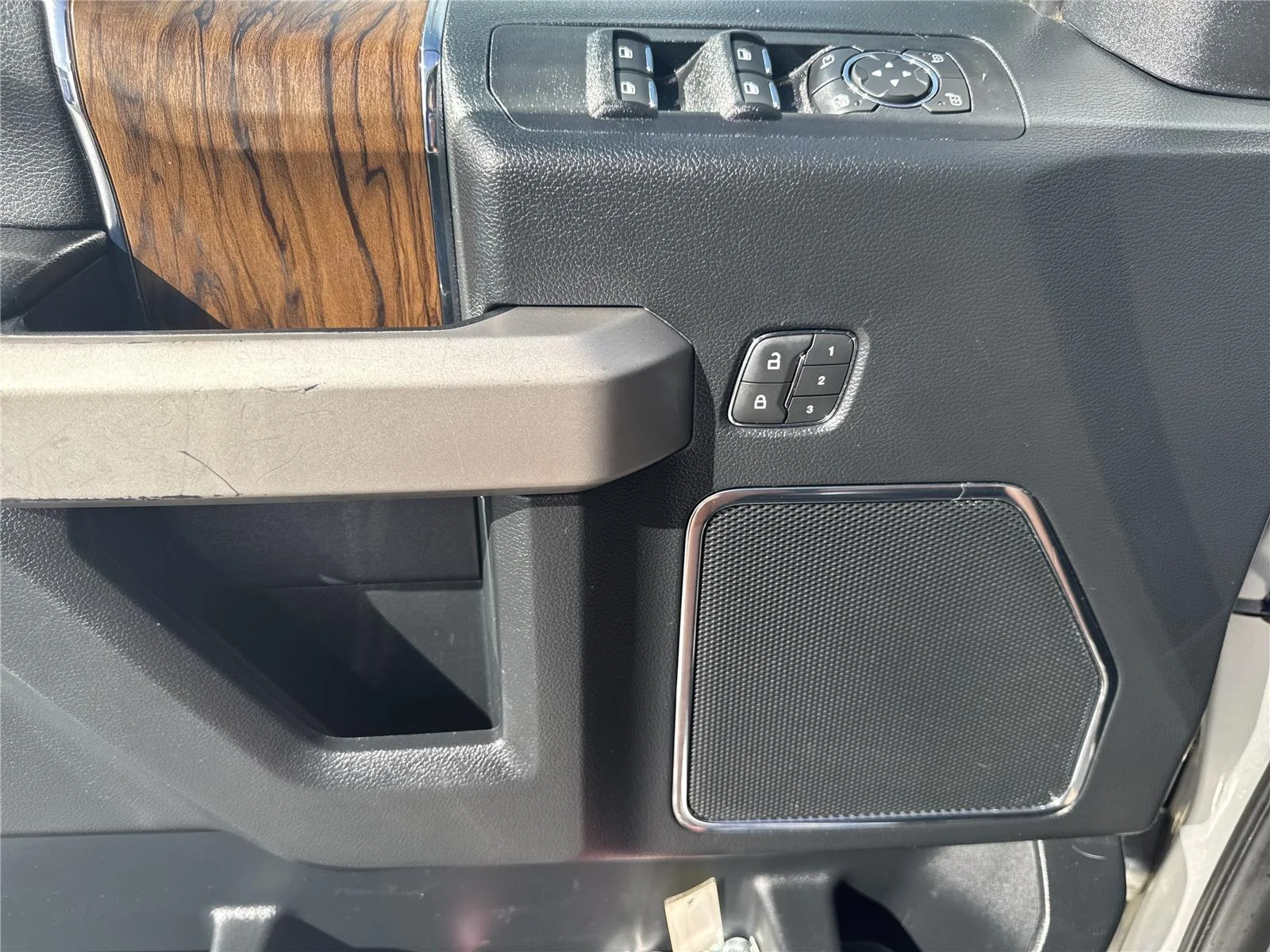 Used 2019 Ingot Silver Ford LARIAT image 17