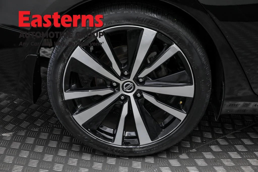 Used 2020 Black Nissan 2.5 SR image 28