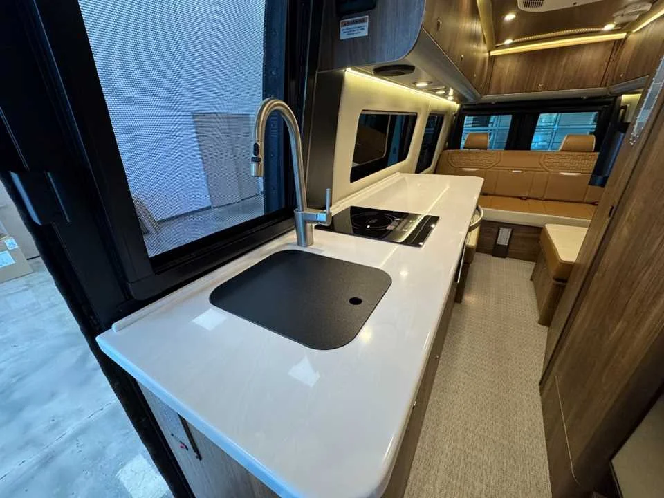 New 2027 TENORITE GREY PREMIUM METALLIC AIRSTREAM  image 21