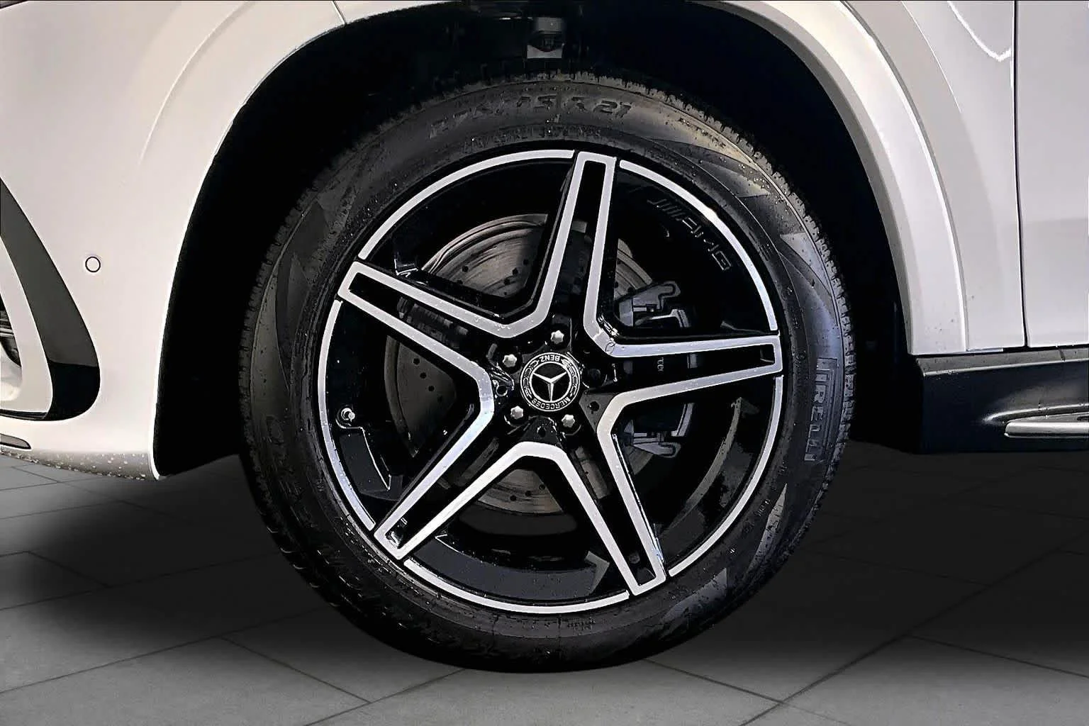 New 2026 MANUFAKTUR Moonlight White Metallic Mercedes-Benz GLS 450 image 17