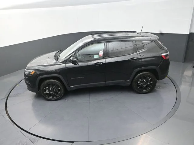 New 2026 Diamond Black Crystal Pearl-Coat Exterior Paint Jeep Latitude image 14