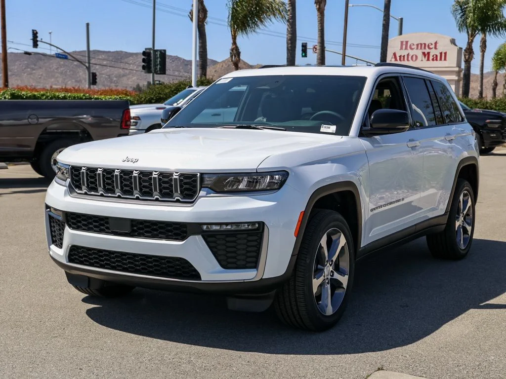 New 2026 Bright White Clear-Coat Exterior Paint Jeep Limited image 7