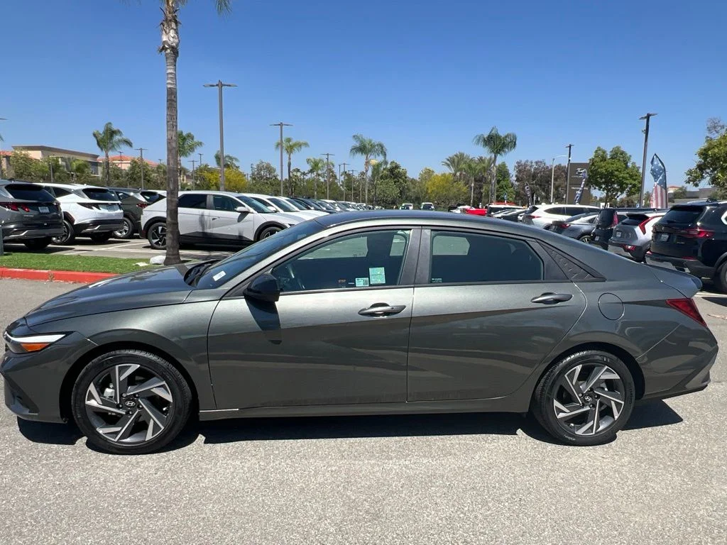 Used 2025 Gray Hyundai SEL Sport image 4