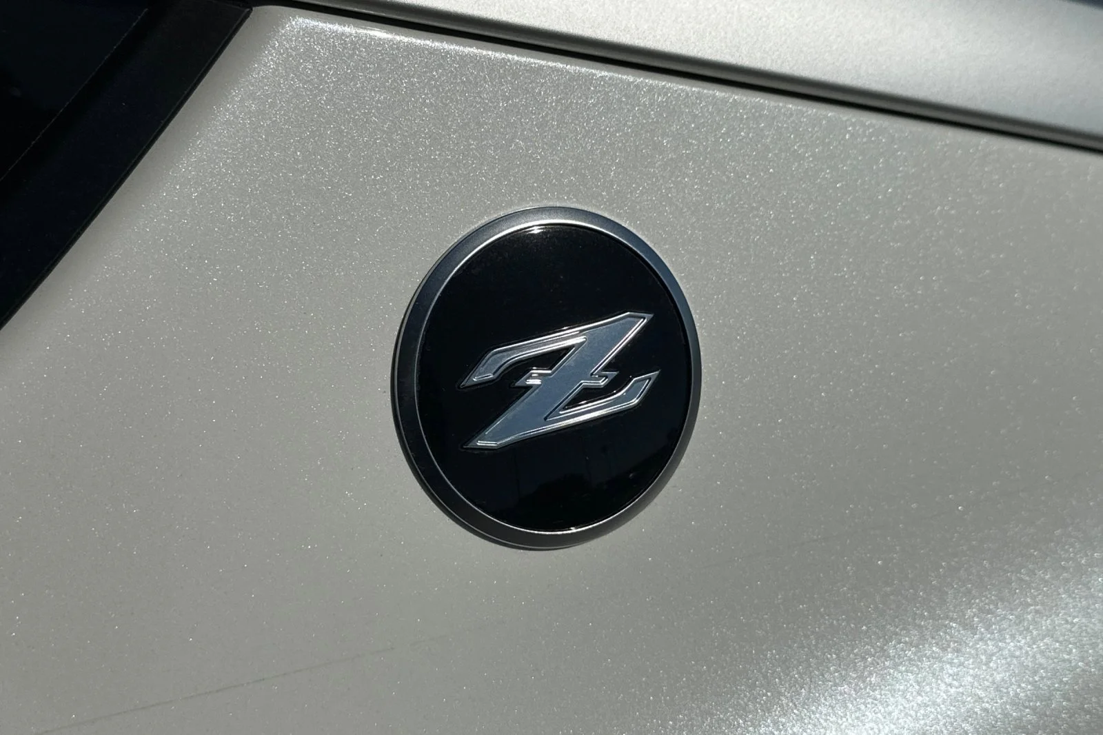 New 2026 Pearl White TriCoat / Super Black Two-tone Nissan Sport image 25