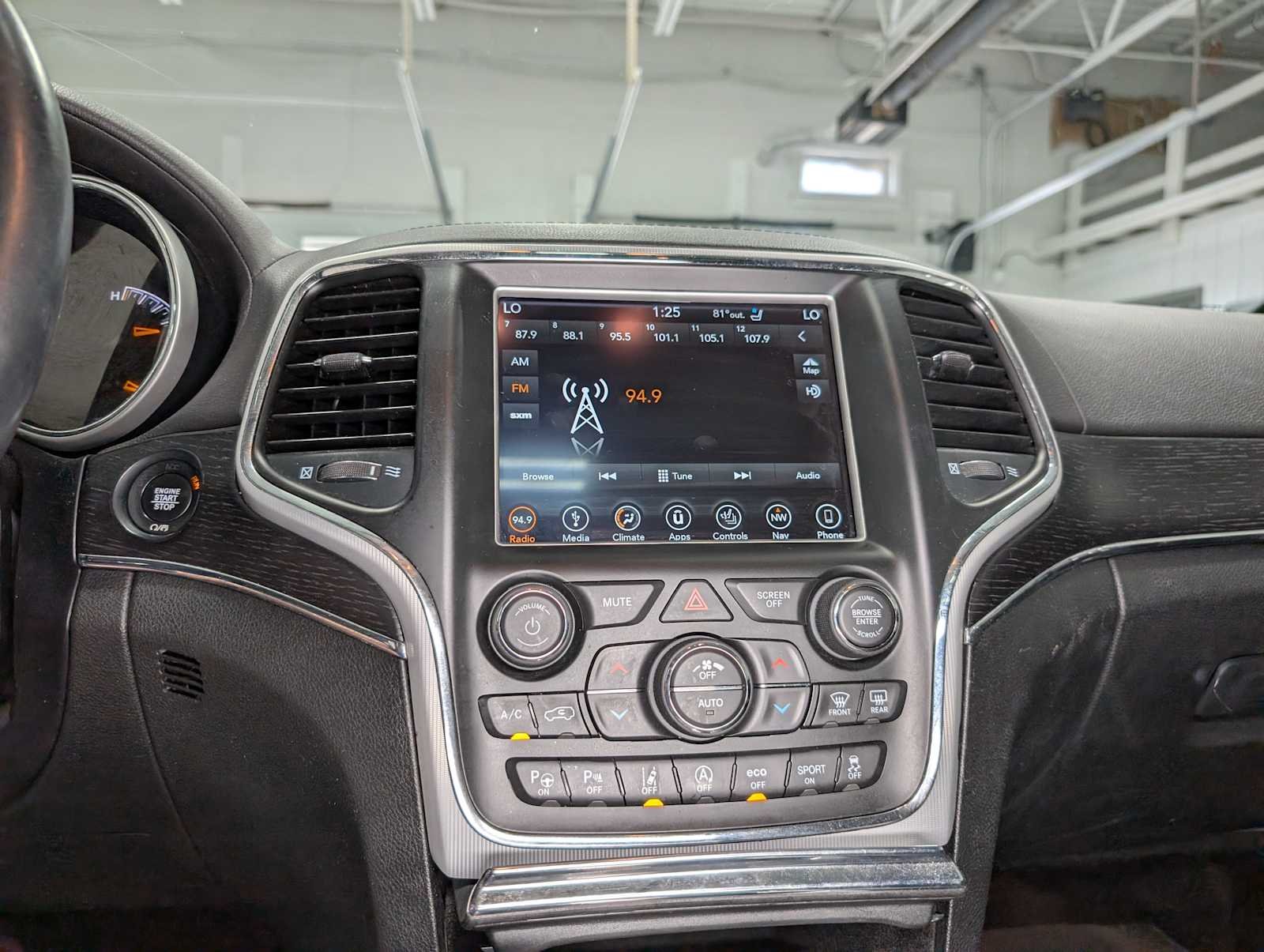 Used 2018 Ivory Tri-Coat Pearl Jeep Summit image 33