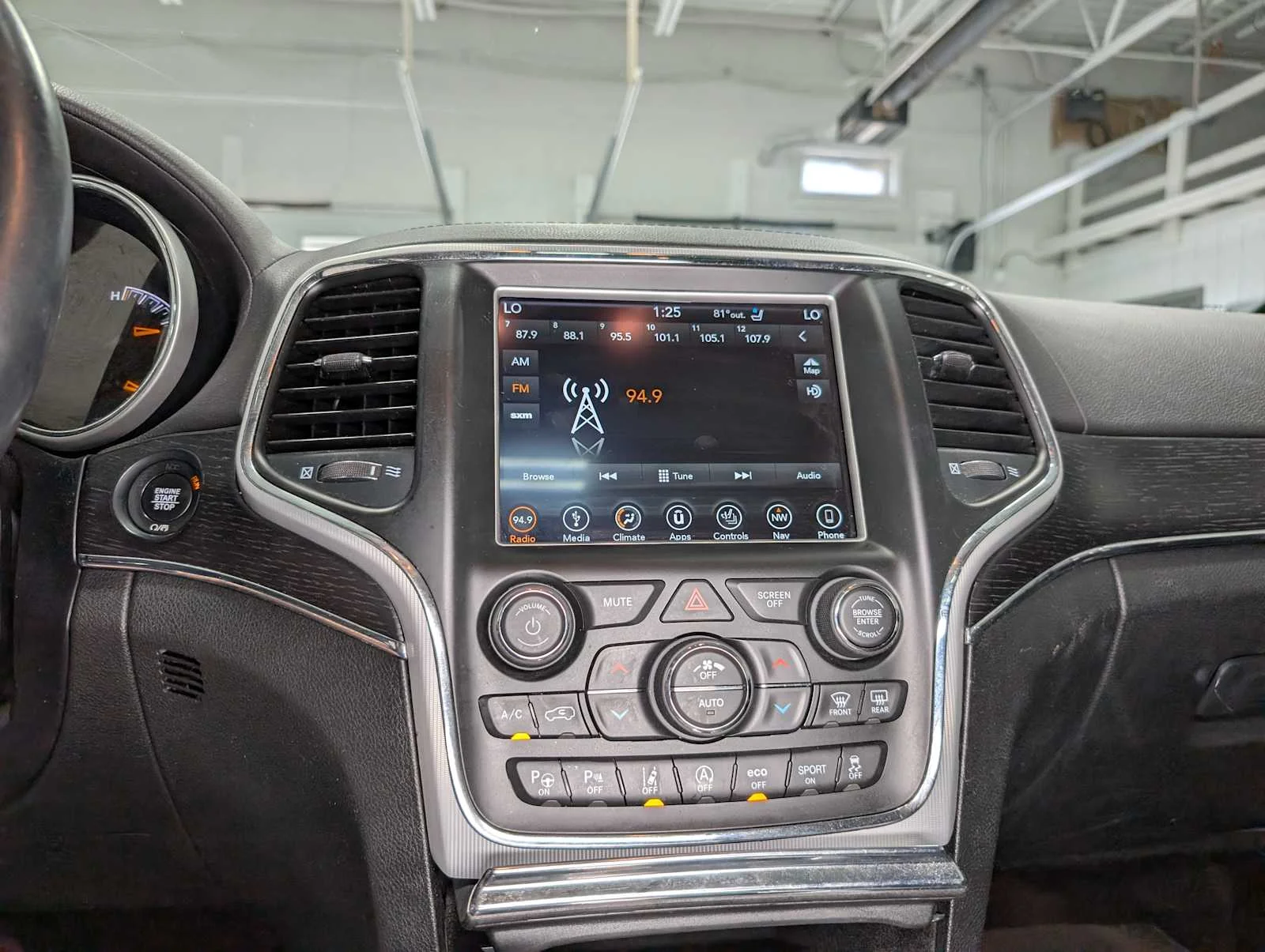 Used 2018 Ivory Tri-Coat Pearl Jeep Summit image 33