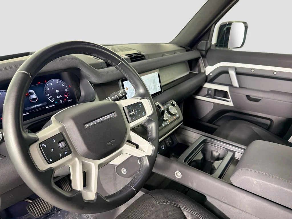 Used 2023 White Land Rover X-Dynamic SE image 24
