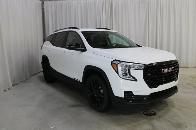 Used 2023 SUMMIT WHITE GMC SLE image 23