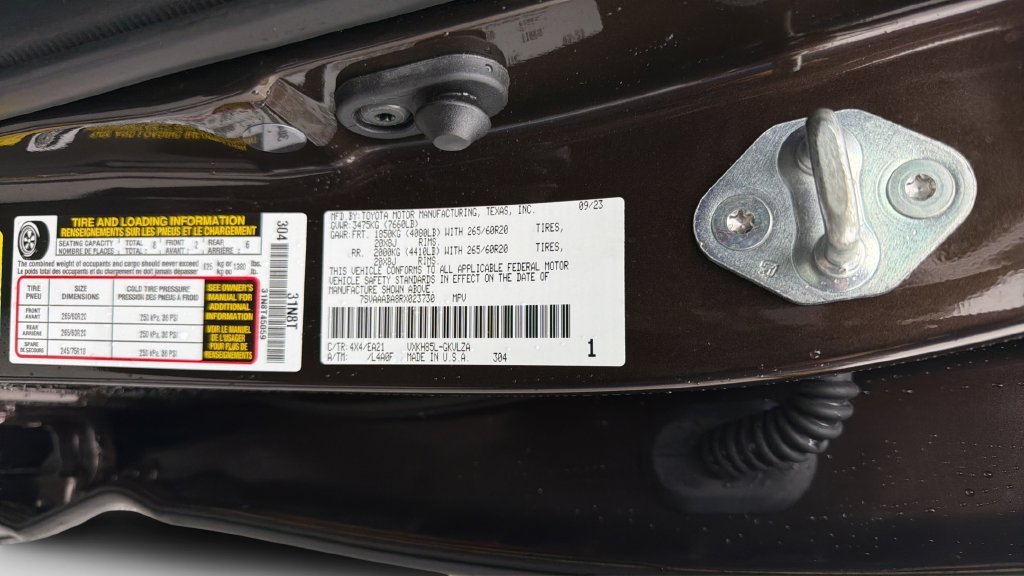 Used 2024  Toyota Limited image 40