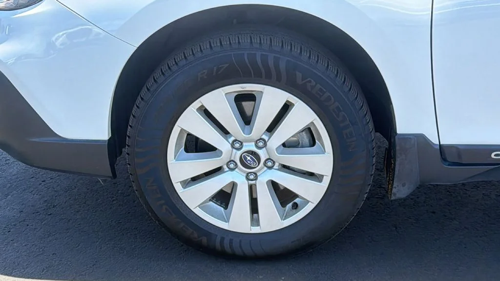 Used 2018 Crystal White Pearl Subaru 2.5i Premium image 9