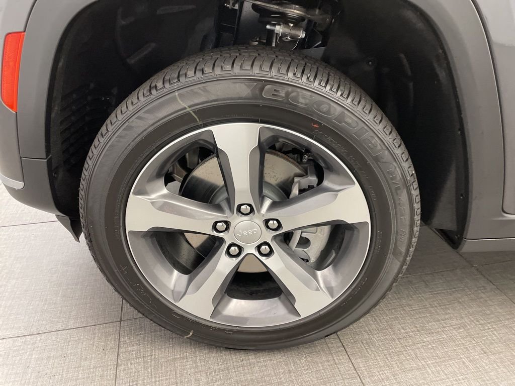 New 2025 Baltic Gray Metallic Clear-Coat Exterior Paint Jeep Limited image 8