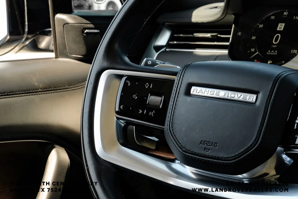 Used 2023 Grey Land Rover SE image 15