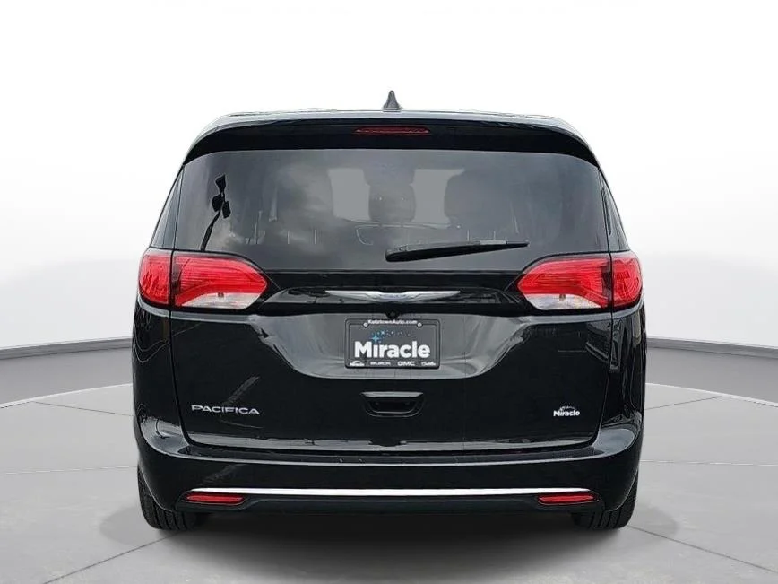 Used 2017 Brilliant Black Crystal Pearlcoat Chrysler Touring Plus image 6