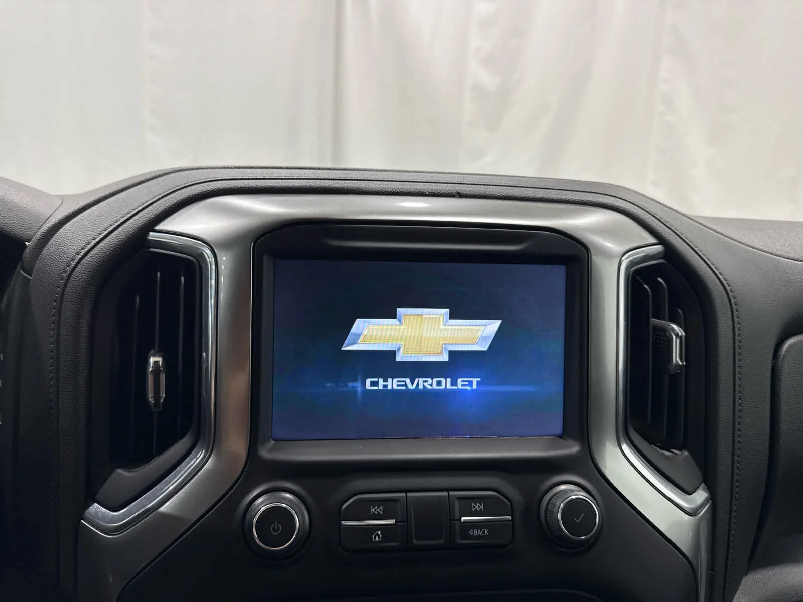Used 2020 SUMMIT WHITE Chevrolet LT image 17