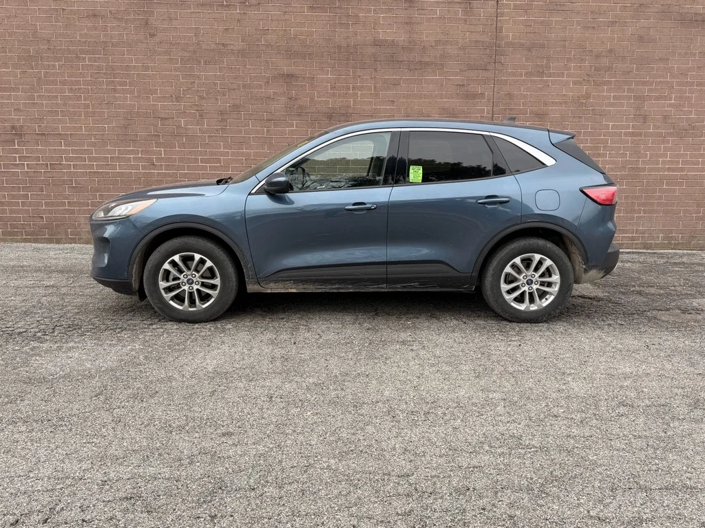 Used 2020 Blue Metallic Ford SE image 3