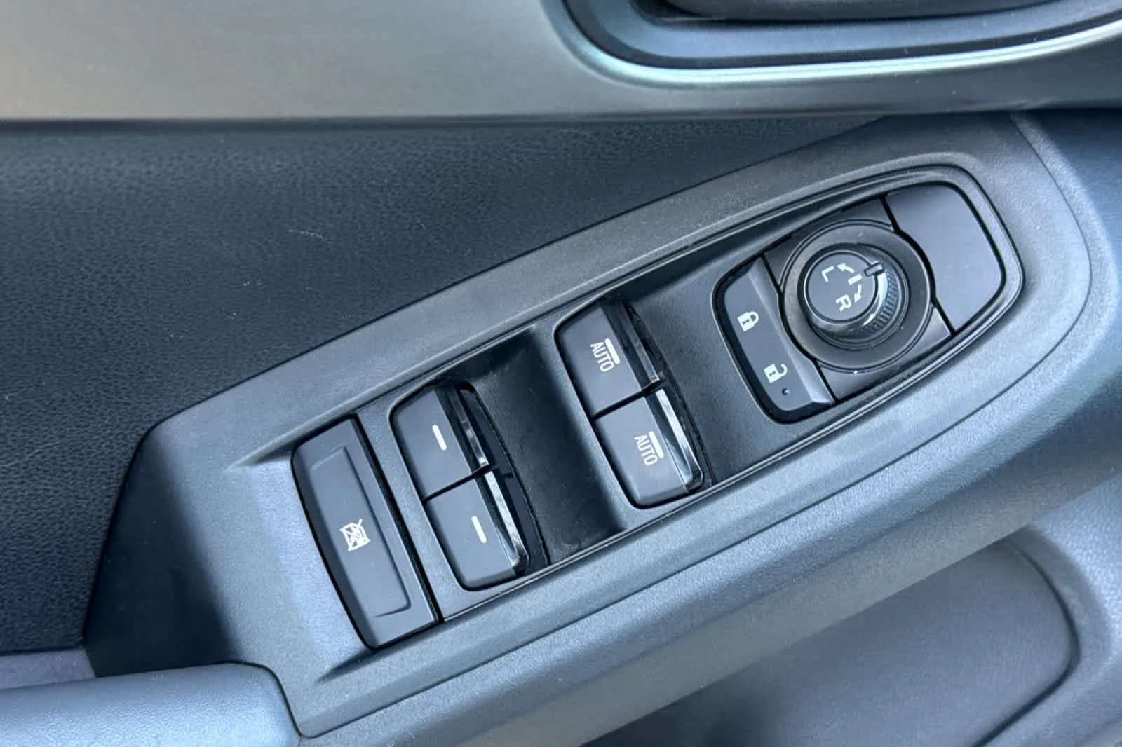 Used 2025 Crystal White Pearl Subaru  image 11