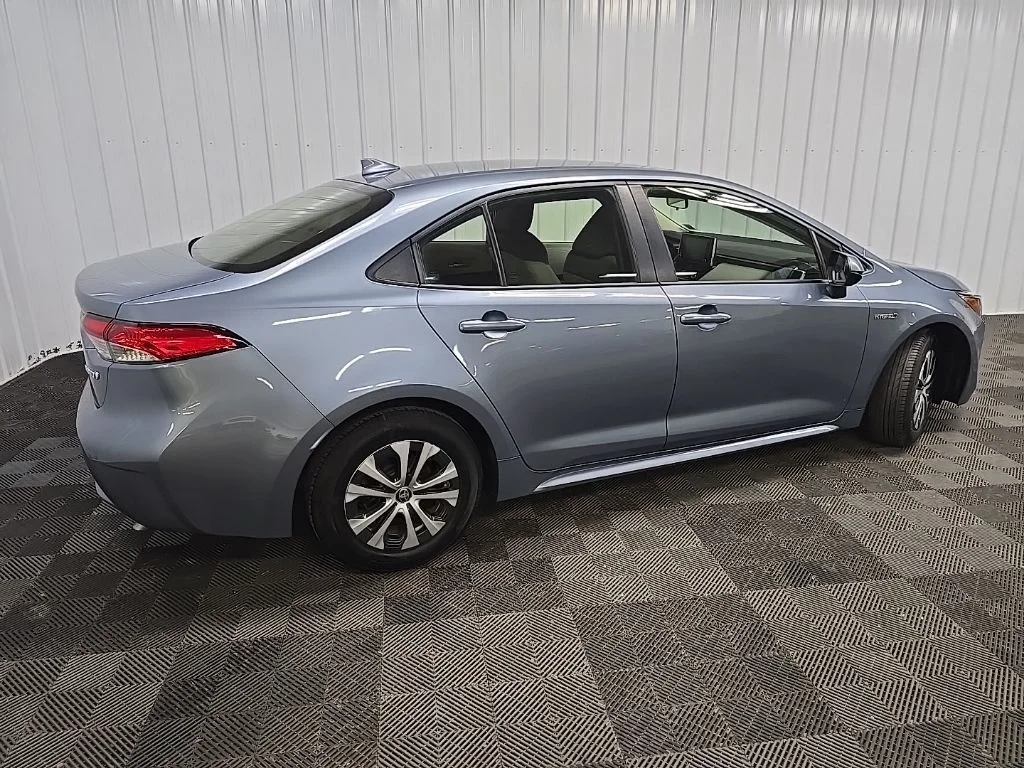 Used 2021  Toyota LE image 7