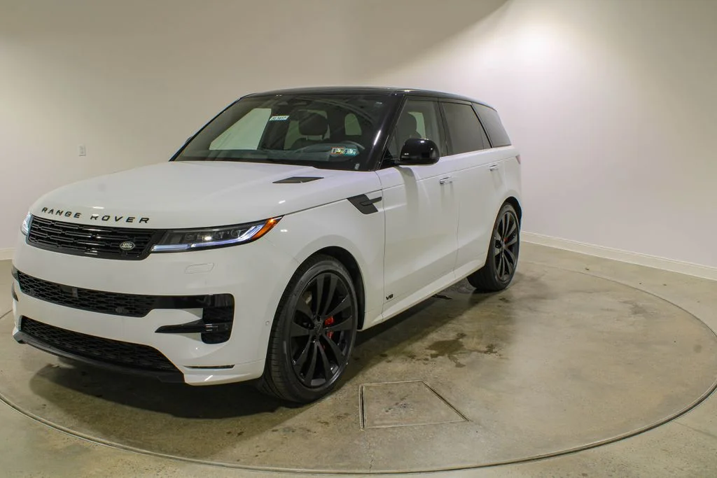 New 2026 Fuji White Land Rover Dynamic SE P530 V8 image 1