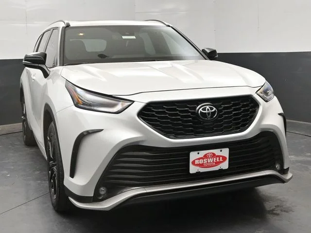 New 2026 Wind Chill Pearl <sup>1</sup> Toyota  XSE image 2