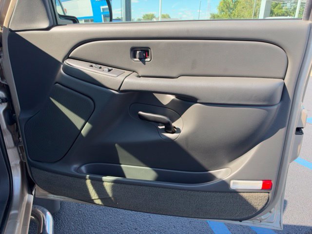 Used 2004 Beige GMC SLE image 10