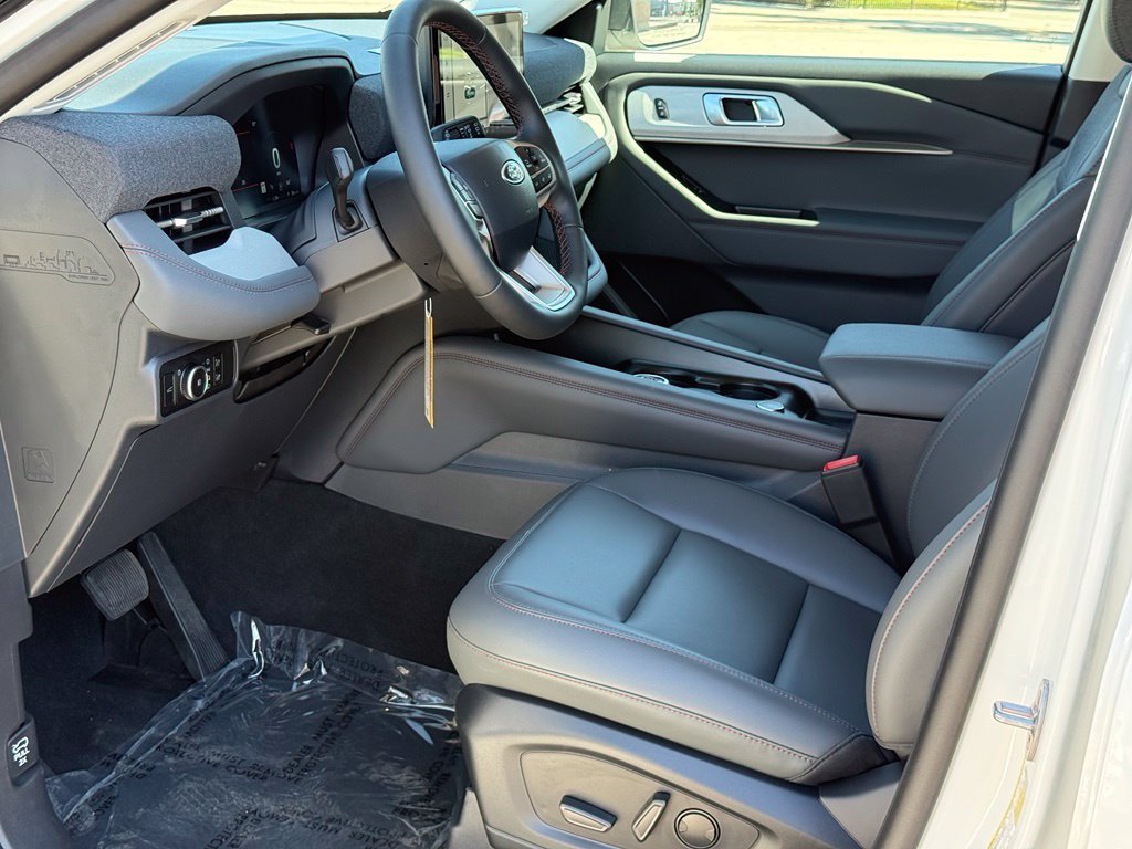 New 2026 Star White Metallic Tri-Coat Ford Active image 5